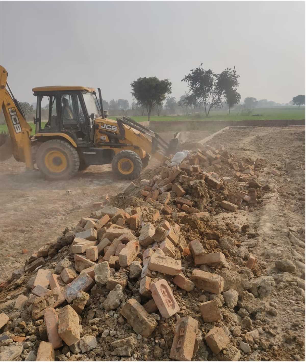 अवैध निर्माणाधीन धर्म कांटा व अवैध प्लाटिंग पर प्राधिकरण का चला बुलडोजर किया ध्वस्त